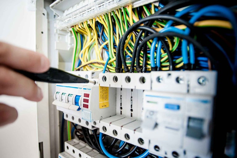 Instalarea unei cutii de siguranțe cu cabluri și logo-ul Hager