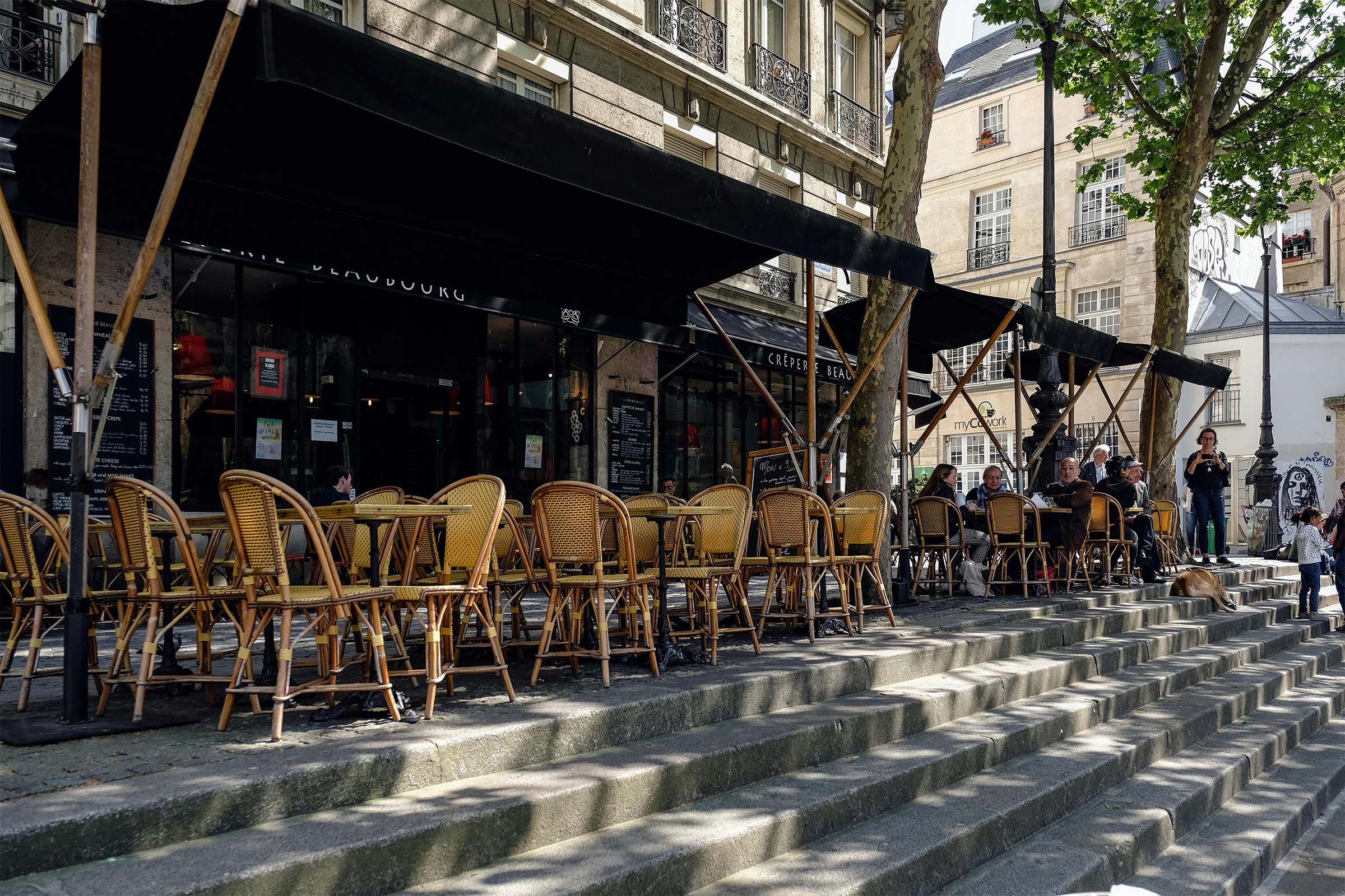Exteriorul unui restaurant cu mese și scaune pe o scară