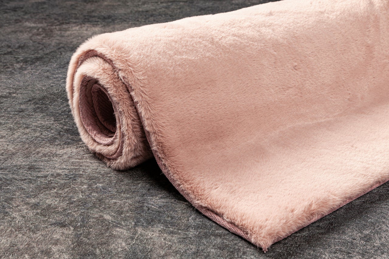 Covor rulat cu blană artificială