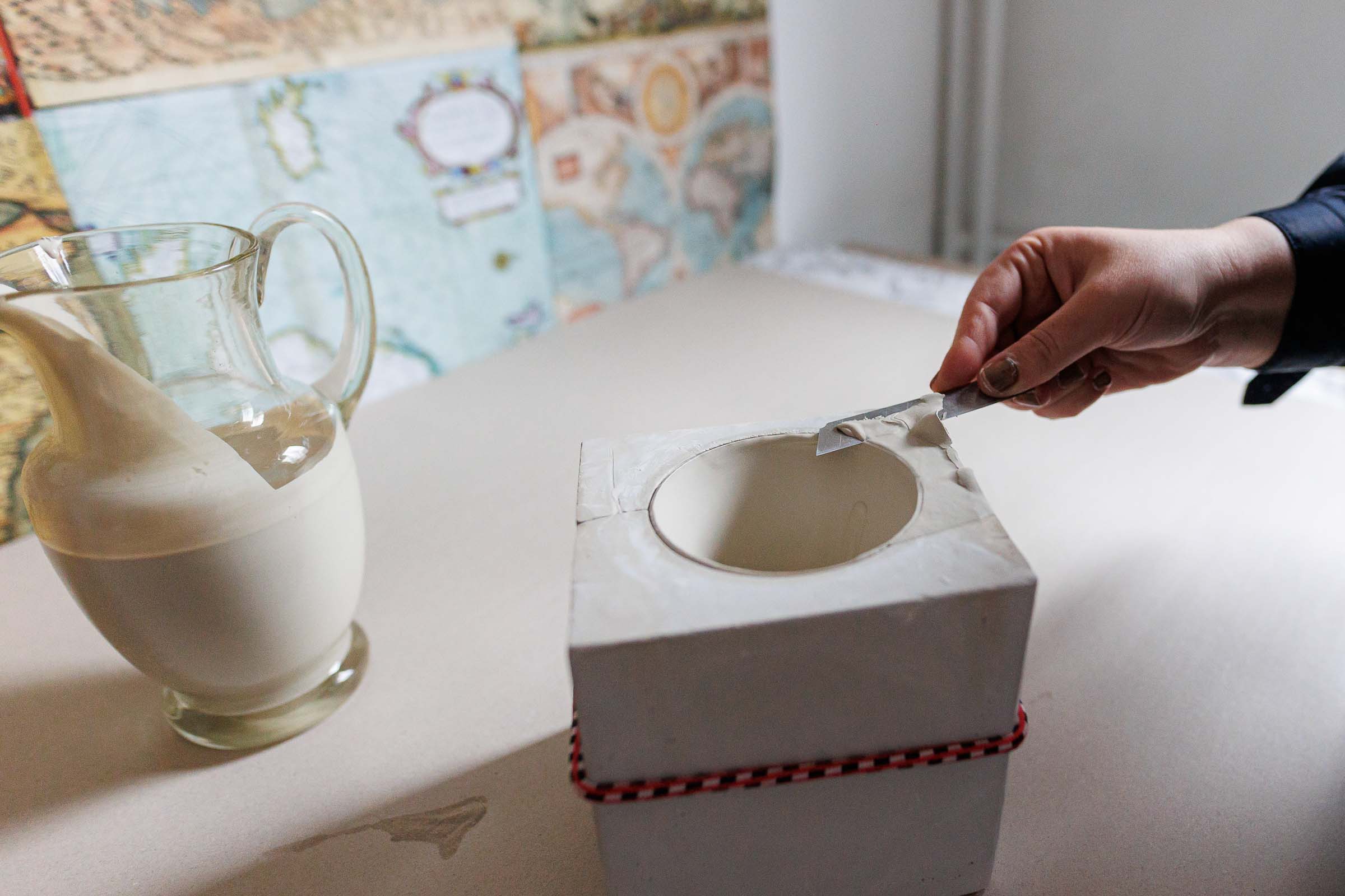 Formă de turnare ceramică cu cană și mână care îndepărtează excesul de masă ceramică