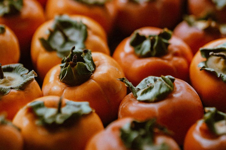 Prim-plan cu fructe de sharon