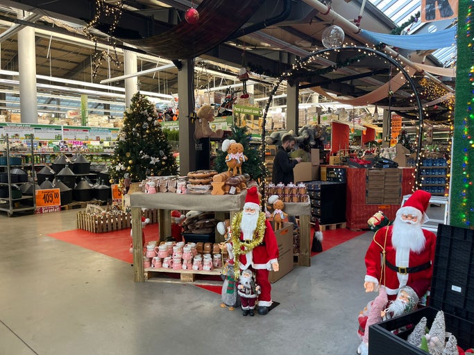 Decorațiuni de Crăciun și pomi de Crăciun într-un magazin Hornbach
