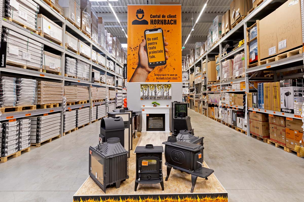 Expoziție de diverse sobe într-un magazin Hornbach.