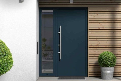 Ușă de intrare modernă cu fereastră laterală și mâner lung