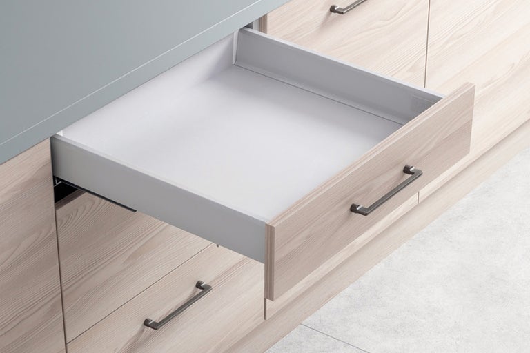 Sertar deschis într-un dulap din lemn cu mânere metalice