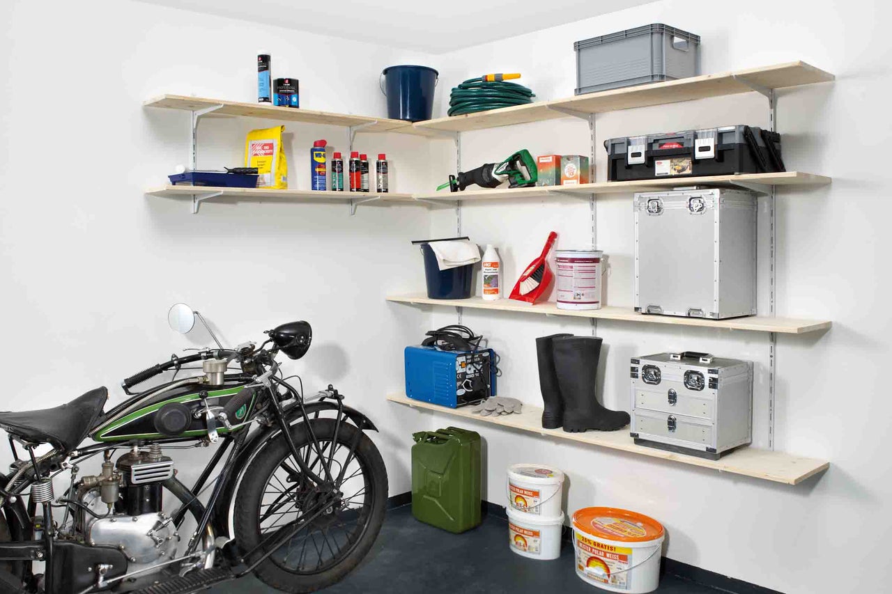Garaj cu sistem de rafturi, unelte și motocicletă
