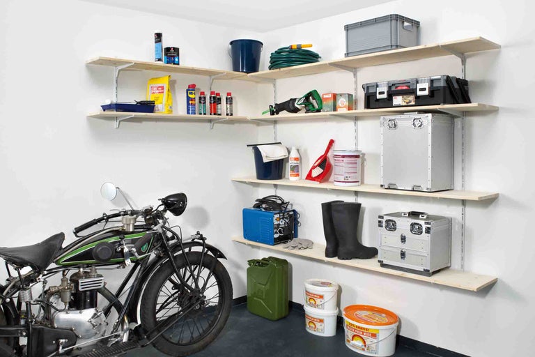 Garaj cu sistem de rafturi, unelte și motocicletă