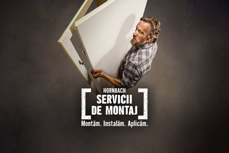 Bărbat care poartă o ușă cu sigla serviciului de asamblare Hornbach