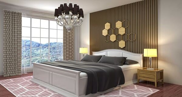 Dormitor luminos cu pat dublu, noptieră și decorațiuni decorative pe perete