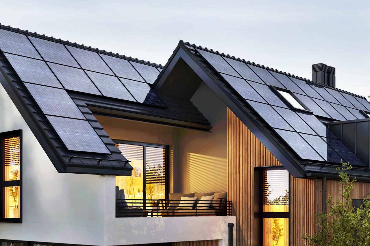 Casă modernă cu sistem solar pe acoperiș