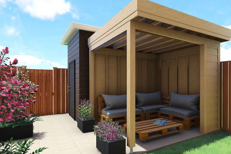 Căsuță de grădină modernă din lemn cu adăpost integrat, mobilier de relaxare din paleți cu perne și terasă pavată.