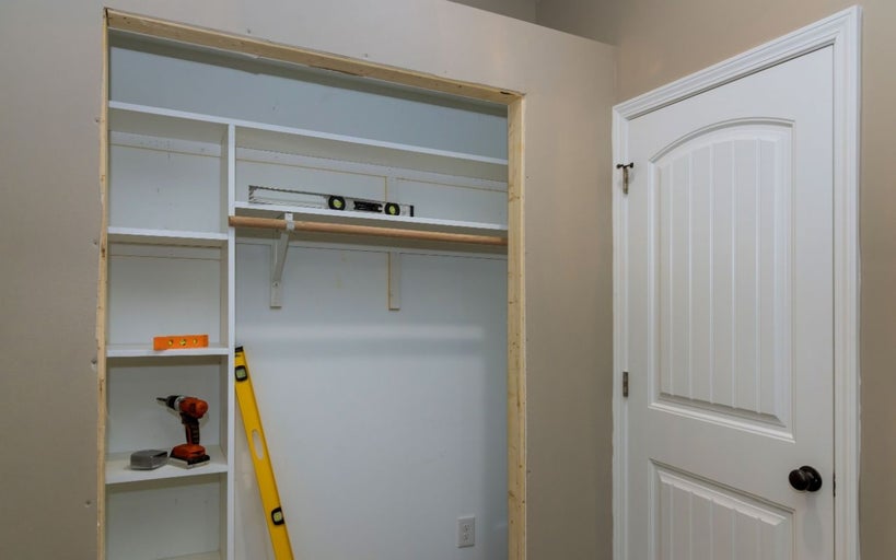 Idei ingenioase pentru amenajarea unei debarale mici: Organizare eficientă și funcționalitate maximă