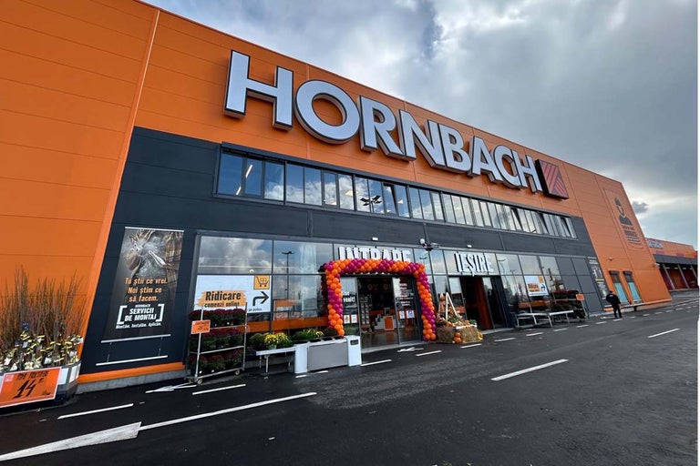 Exterior magazin Hornbach cu intrare