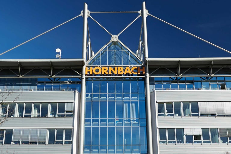 Clădirea companiei Hornbach cu fațadă de sticlă și logo-ul companiei