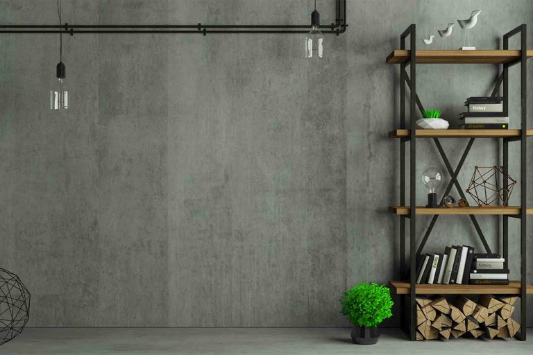Cameră industrială cu perete aspect beton, un raft din metal și lemn și becuri suspendate.