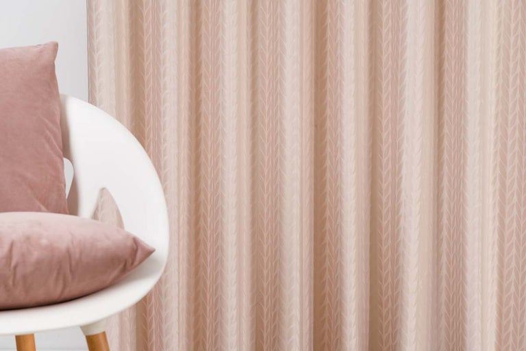 Șaluri decorative cu model de frunze lângă un scaun cu perne