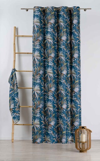 Șaluri decorative cu model de frunze lângă scară și felinar