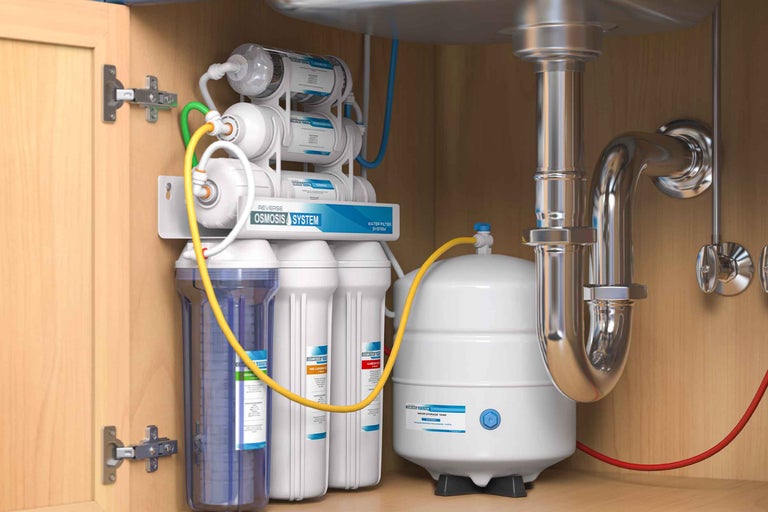 Sistem de filtrare a apei prin osmoză inversă instalat în masca de sub chiuvetă, cu cartușe de filtrare și rezervor de stocare a apei.