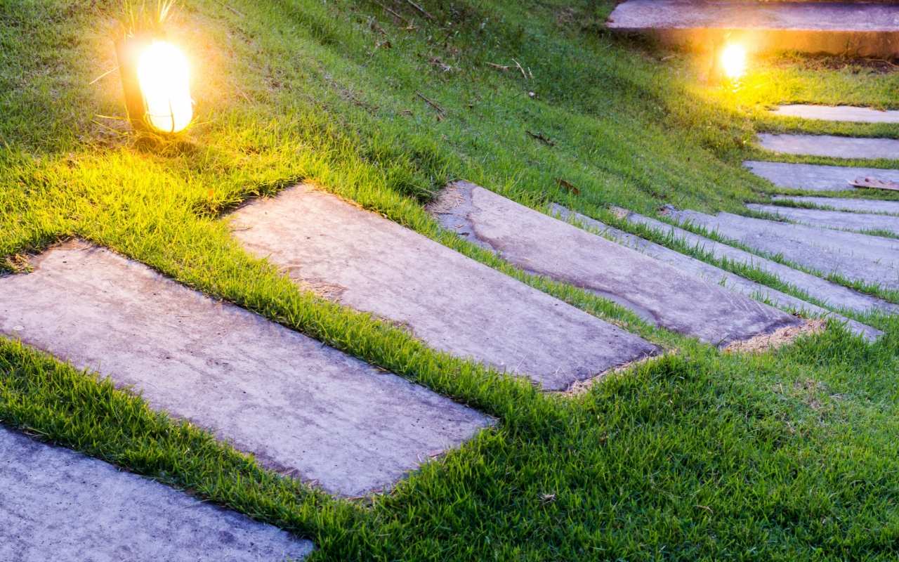 Alee de grădină cu gazon și iluminare