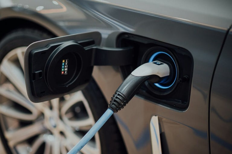 Mașină electrică încărcată cu cablu de încărcare
