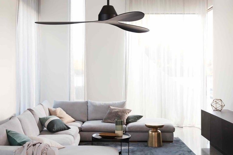 Living cu ventilator de tavan, canapea, masă și covor