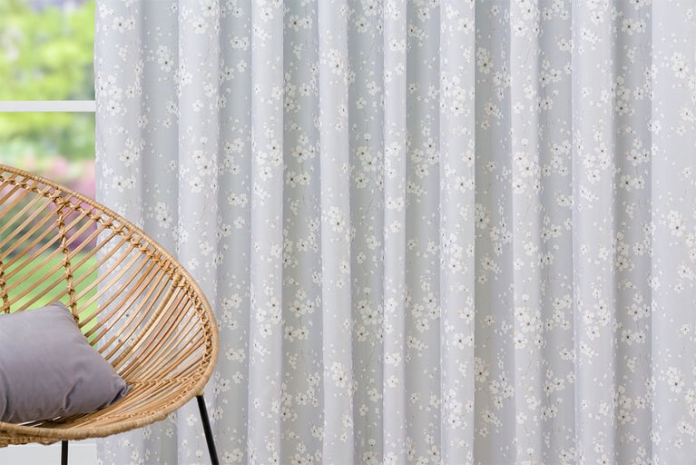 Cortină cu model floral într-un spațiu de locuit