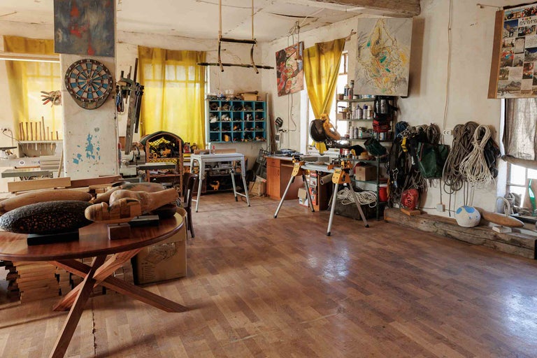 Atelier cu scule, materiale și piese de lucru