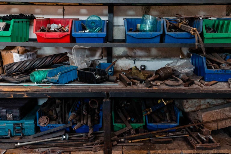 Rafturi cu unelte și cutii de sortare