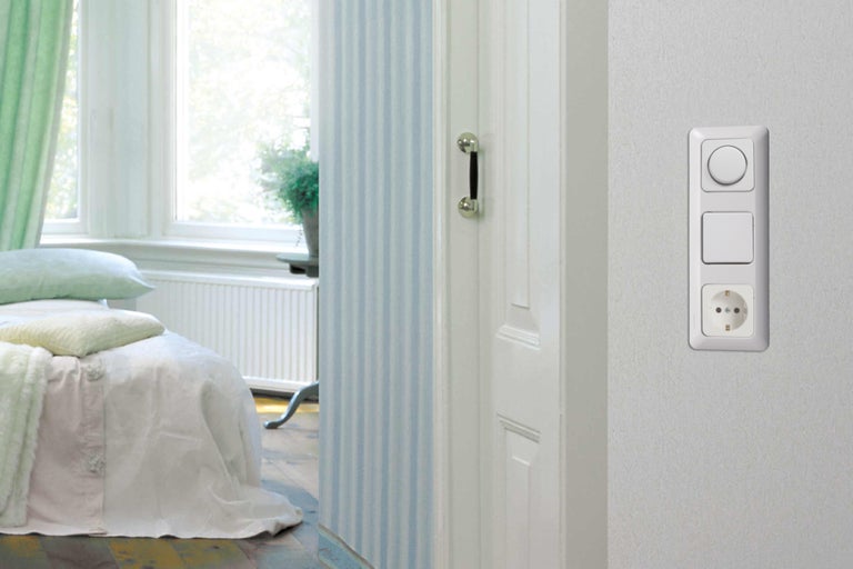 Priză și întrerupător în dormitor