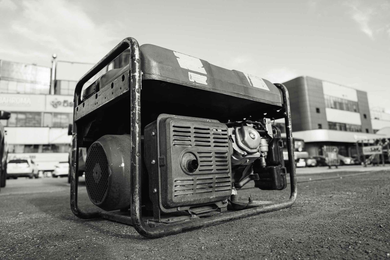 Generator electric portabil cu cadru metalic pentru alimentare mobilă cu energie electrică