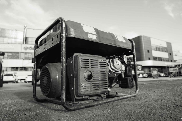 Generator electric portabil cu cadru metalic pentru alimentare mobilă cu energie electrică