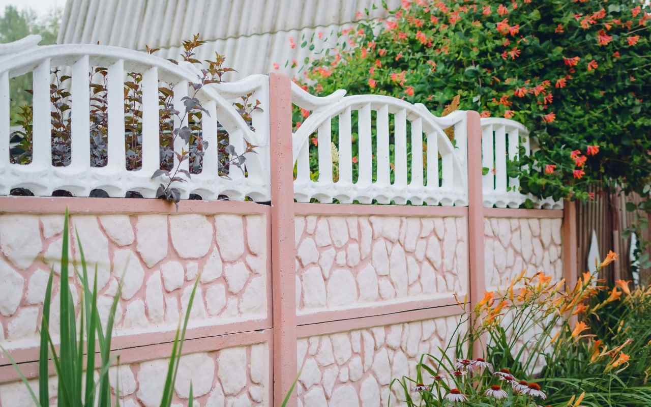 Design decorativ de gard de grădină cu elemente de piatră și șipci de gard