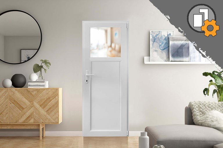 Ușă interioară albă cu inserție de sticlă într-un living luminos