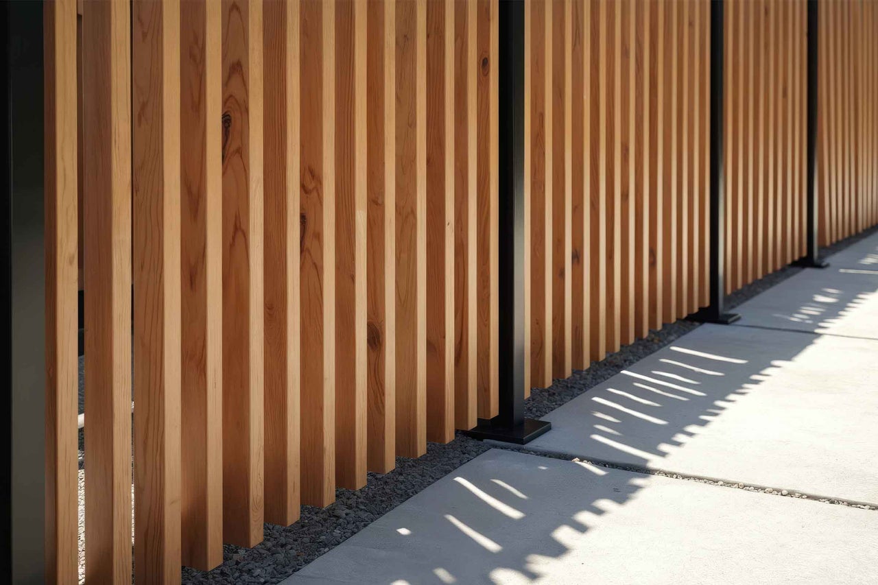 Gard din lemn cu lamele verticale și stâlpi metalici