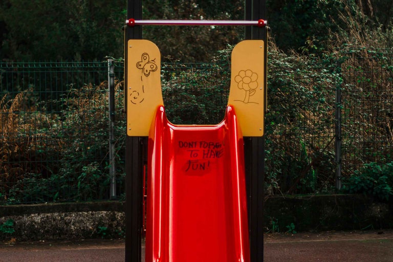 Tobogan de teren de joacă cu motive de fluturi și flori