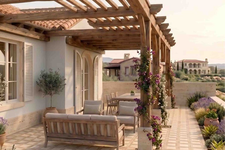 Terasă mediteraneană cu pergolă din lemn, mobilier de grădină confortabil din lemn și diverse plante în spațiul exterior.