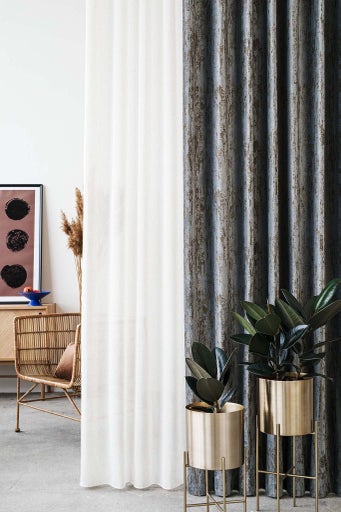 Cameră decorativă cu perdele, plante și mobilier pentru o atmosferă elegantă