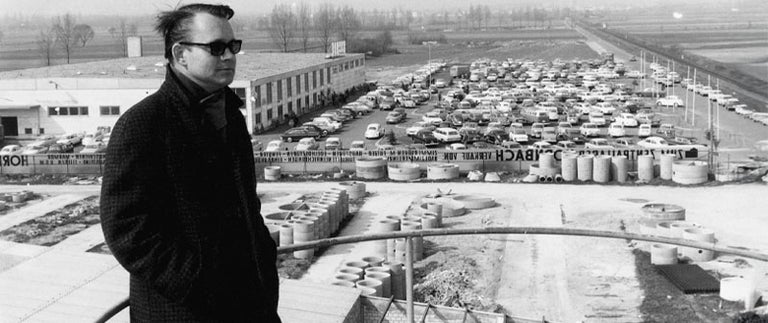 Fotografie istorică a unei filiale Hornbach cu parcare și produse din beton