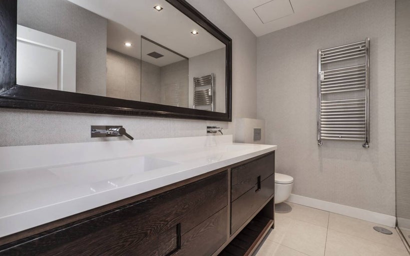 Baie cu dulap sub chiuvetă, oglindă și uscător de prosoape