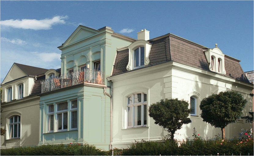 Clădire de apartamente cu balcon și lucarnă