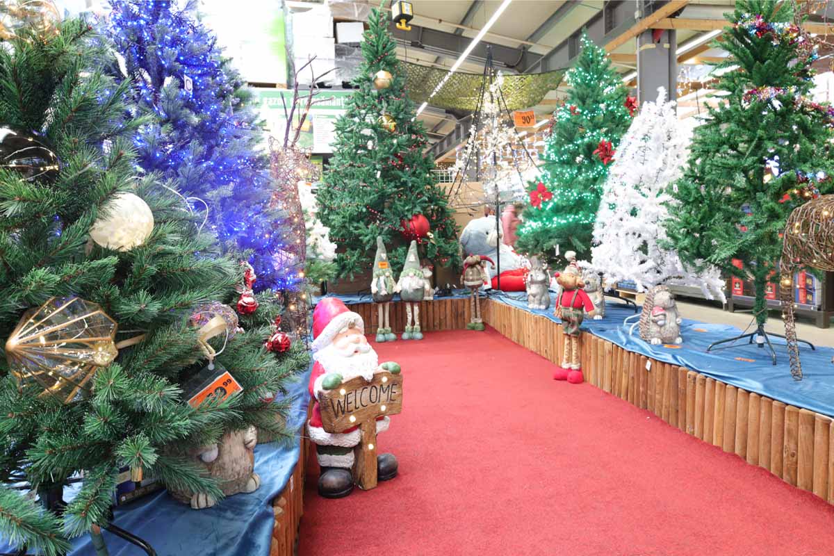 Expoziție de brazi de Crăciun și decorațiuni de Crăciun în magazinul online Hornbach.