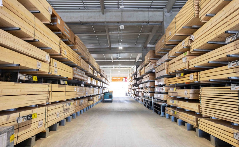 Depozit de lemne în magazinul Hornbach cu scânduri de lemn stivuite pe rafturi