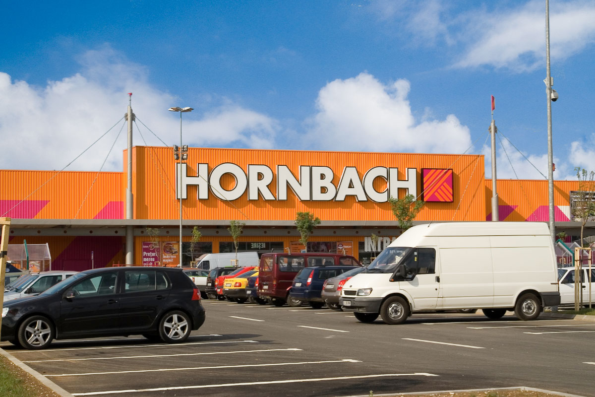 Vedere clădire magazin de bricolaj Hornbach cu parcare