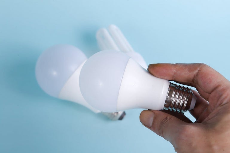 Ce consum au becurile LED: aflați în tabele de echivalență câți lumeni are un bec de 100 w și ce putere au becurile cu LED echivalente