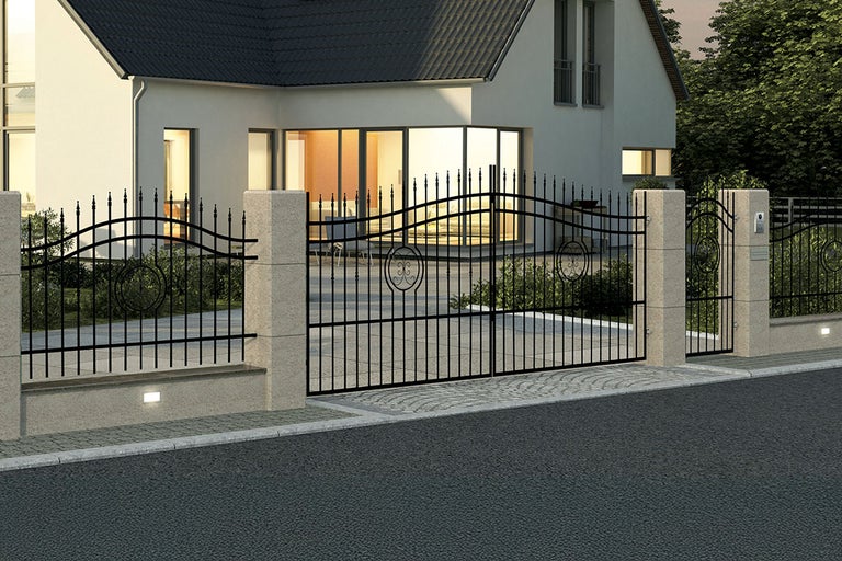 O poartă metalică elegantă cu două canate, cu elemente din fier forjat și vârfuri decorative, instalată în fața unei case cu stâlpi de piatră.