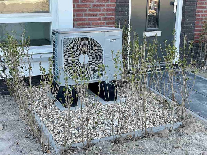 Instalare exterioară a unei pompe de căldură în grădină
