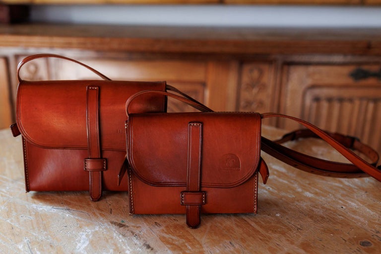 Două genți maro din piele cu curele