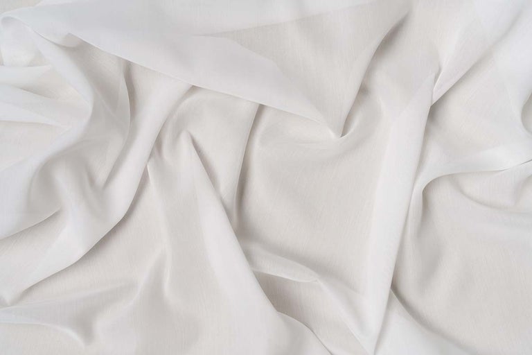 Prim-plan cu o țesătură albă, transparentă