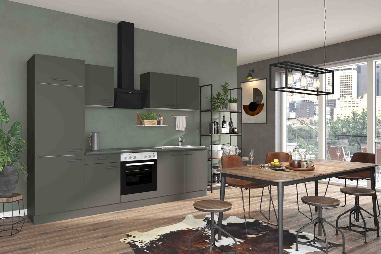 Bucătărie modernă gri închis cu aparate electrocasnice lângă o zonă de dining în stil industrial cu masă din lemn și raft metalic.