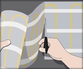 Ilustrație cu o persoană care taie o încălzire electrică prin pardoseală la dimensiune